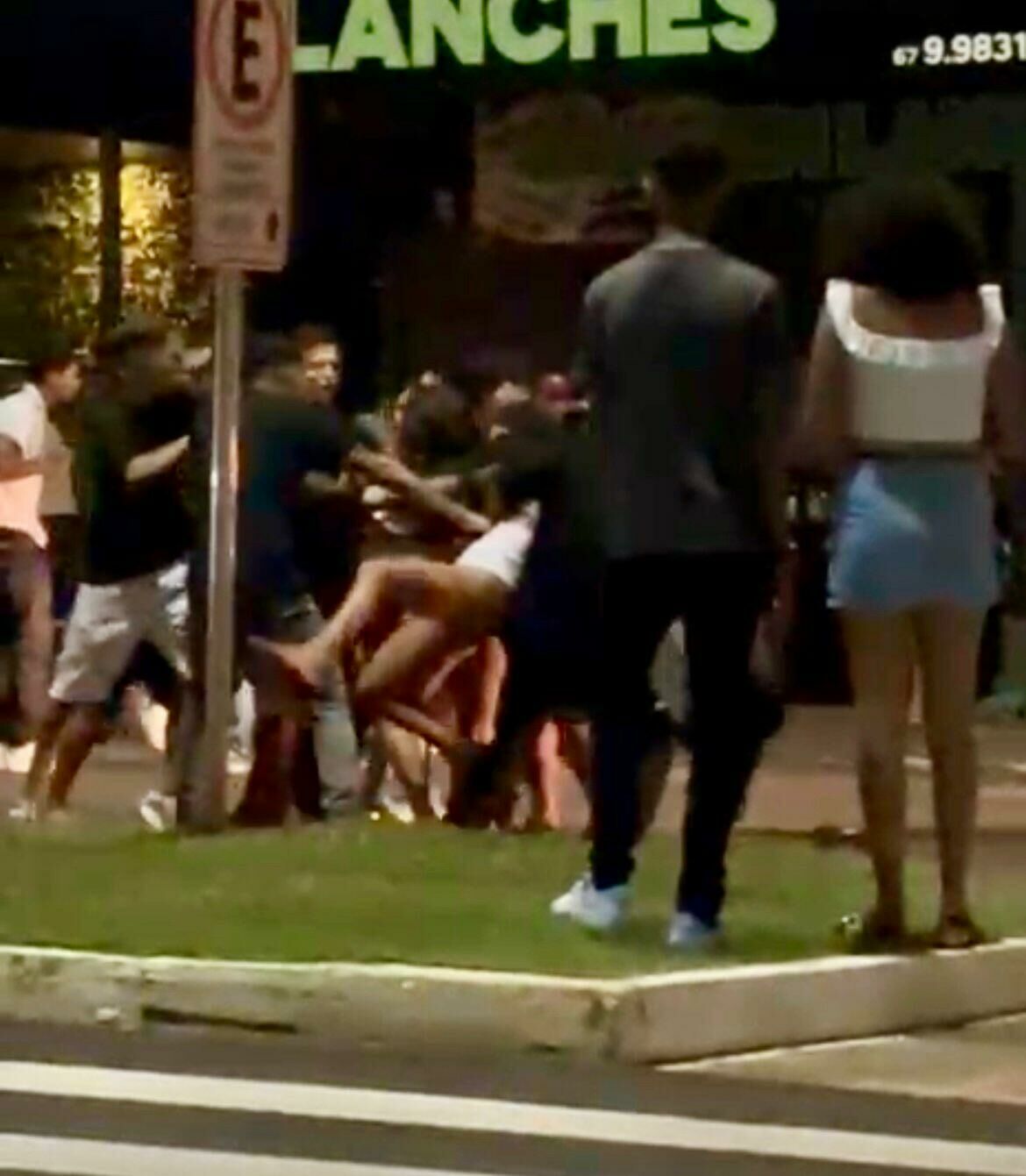 Imagem de compartilhamento para o artigo Vídeo: Imagens de briga entre jovens durante madrugada de domingo circulam nas redes sociais em Costa Rica  da MS Todo dia